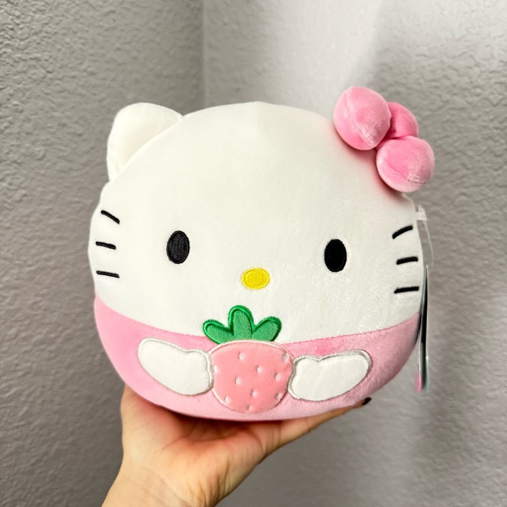 8” Hello Kitty With Strawberry 🍓 Squishmallows NWT